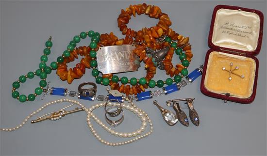 A quantity of mixed jewellery including an 18k brooch, amber necklace etc.